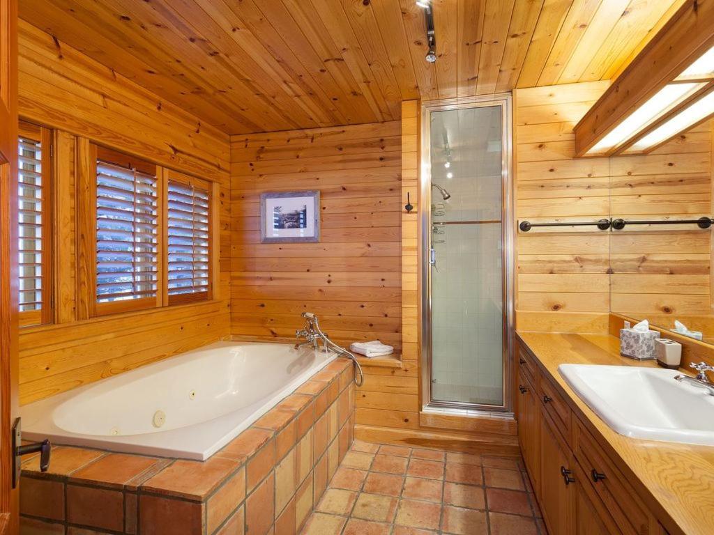 Beautiful 5 Bedroom Log Home With Spectacular Views Whistler Eksteriør billede