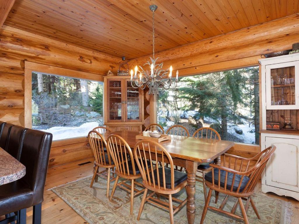 Beautiful 5 Bedroom Log Home With Spectacular Views Whistler Eksteriør billede