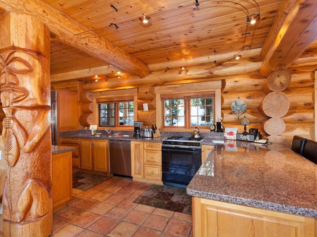 Beautiful 5 Bedroom Log Home With Spectacular Views Whistler Eksteriør billede